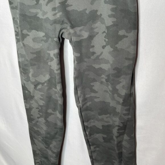 Spanx Look At me Now Camo Grey Seamless Cropped Leggings. Size Lg. - Picture 6 of 10